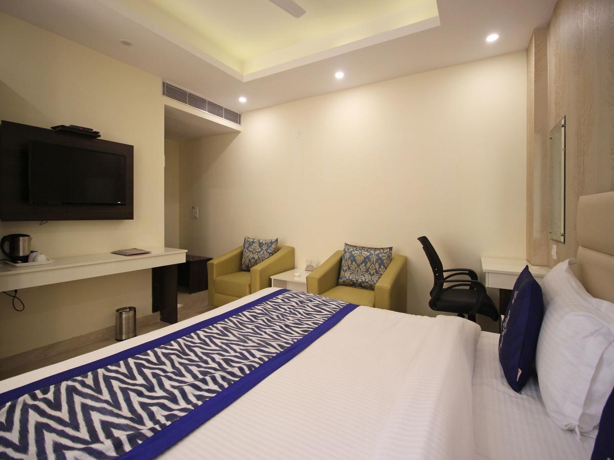 Oyo 8132 Hotel Kukreja Dehradun Ngoại thất bức ảnh