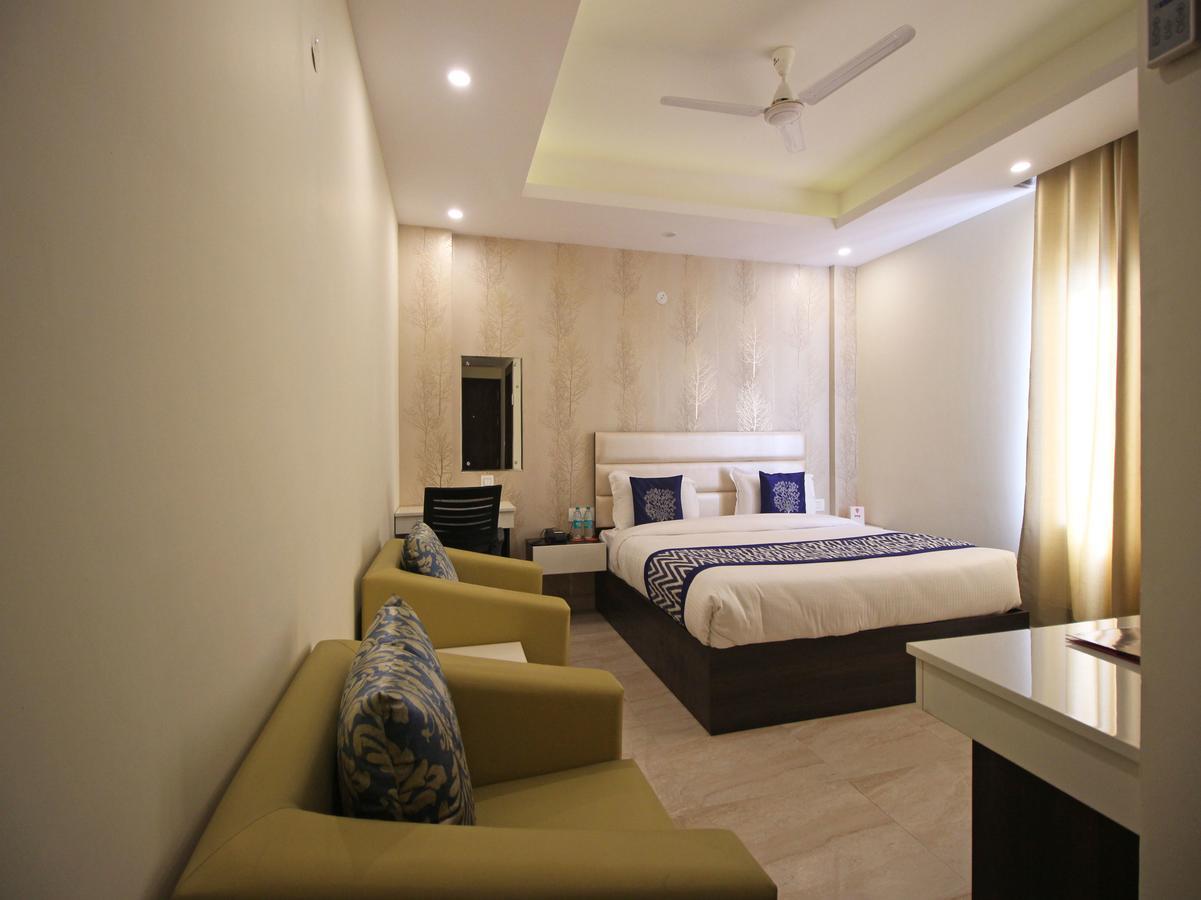 Oyo 8132 Hotel Kukreja Dehradun Ngoại thất bức ảnh