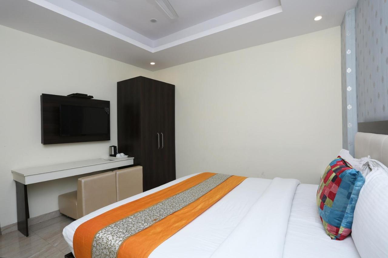 Oyo 8132 Hotel Kukreja Dehradun Ngoại thất bức ảnh