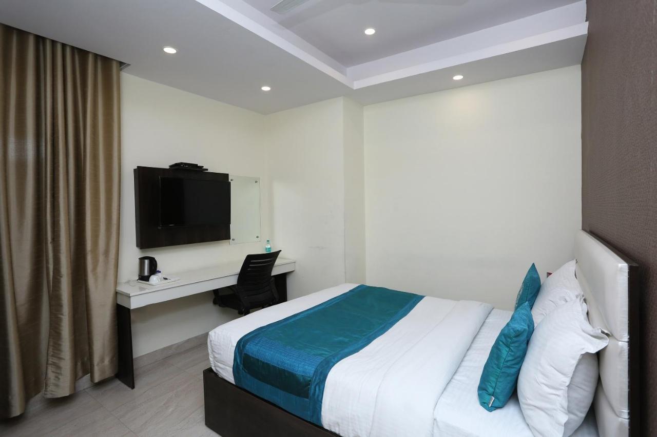 Oyo 8132 Hotel Kukreja Dehradun Ngoại thất bức ảnh